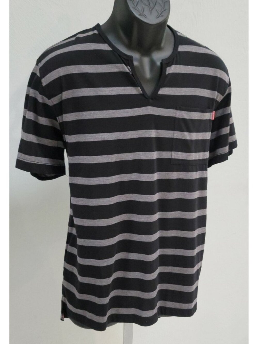NWT One90One Men’s Black Gray Striped V-Neck Shirt Size XXL